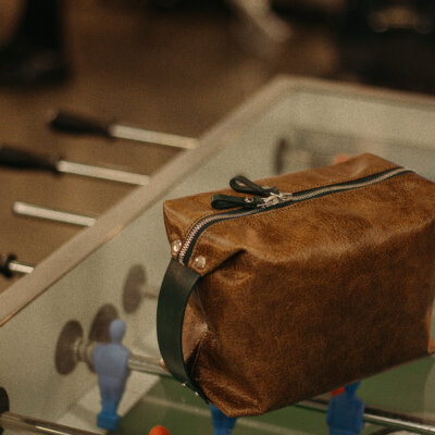 Una bolsa marrón encima de una mesa de futbolín.