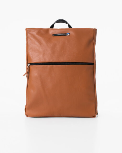 Una mochila de cuero color canela sobre un fondo blanco.