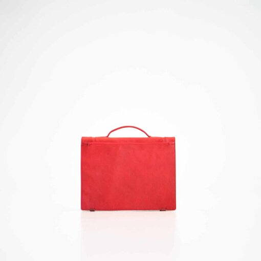 Un maletín rojo sentado sobre un fondo blanco.