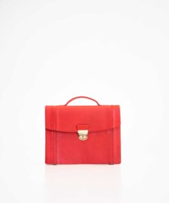 Un maletín rojo sobre un fondo blanco.