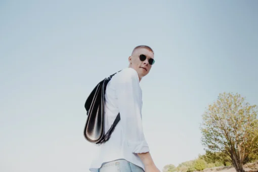 Un hombre con gafas de sol y una mochila.